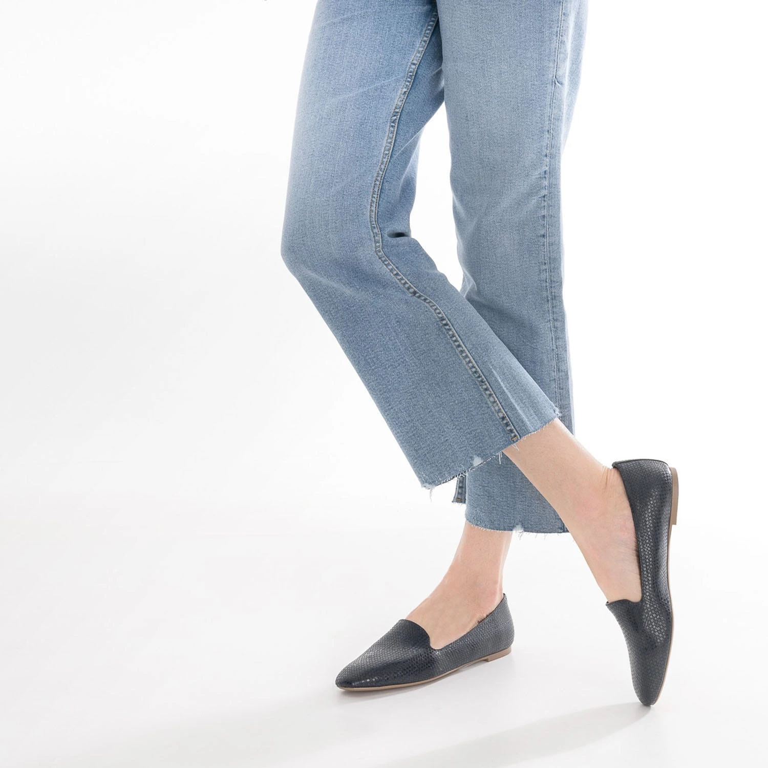 Slipper Bleu Marine Embossé Tressage 4 Slipper Bleu Marine Embossé Tressage – Image 2