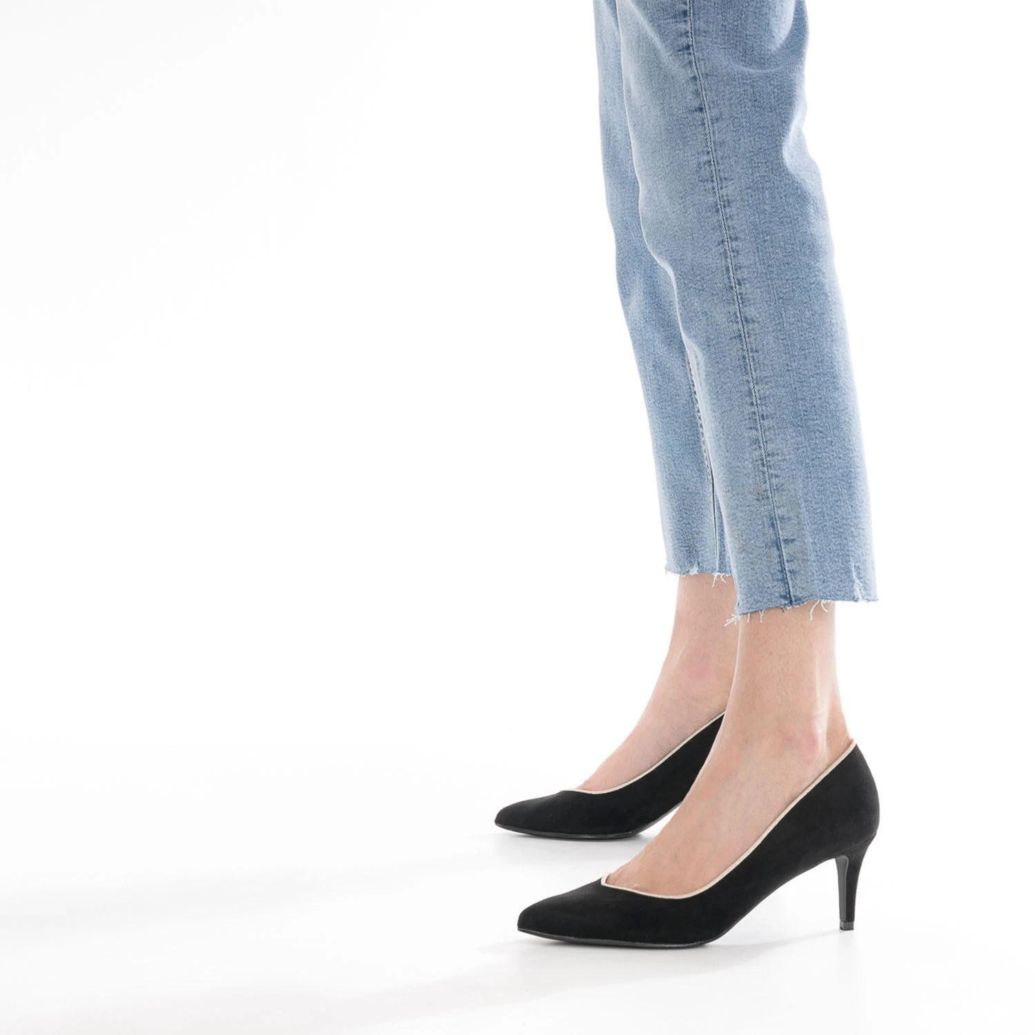 Escarpin Noir Suédé éco-conçu à Bord Doré Et Bout Pointu 4 Escarpin Noir Suédé éco-conçu à Bord Doré Et Bout Pointu – Image 2