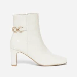 Boots Blanc Cassé Verni Avec Chaîne-anneaux