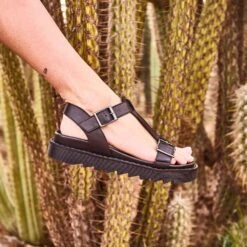 Sandale TEXTO Noire En Cuir à Semelle Crantée -Caprices Chaussures Boutique WWWERM 10385760231 8