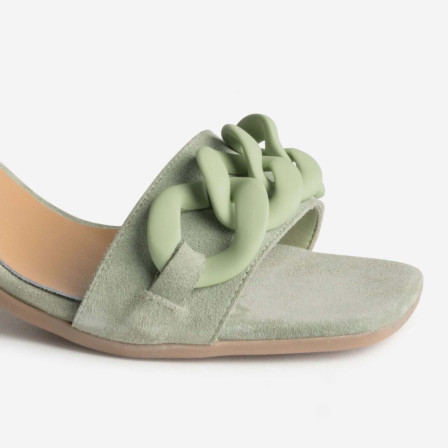 Sandale Vert Sauge En Cuir Velours Avec Maxi-chaîne écrue 8 Sandale Vert Sauge En Cuir Velours Avec Maxi-chaîne écrue – Image 6