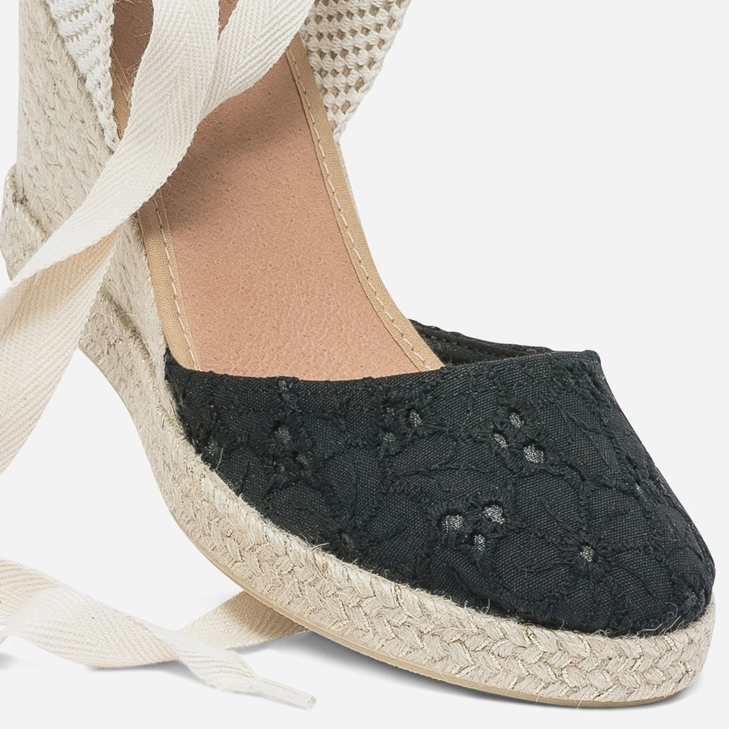 Espadrille Compensée Noire En Toile Avec Broderie Anglaise 9 Espadrille Compensée Noire En Toile Avec Broderie Anglaise – Image 7