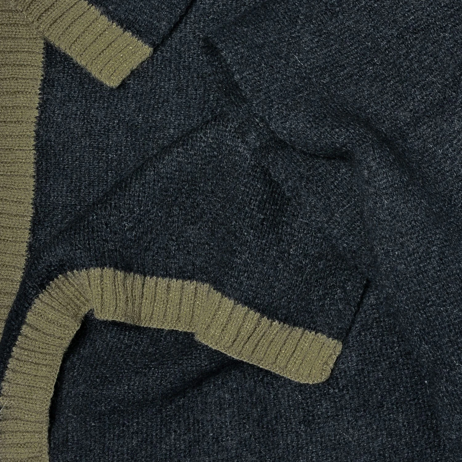 Echarpe Noire Bordée Kaki 4 Echarpe Noire Bordée Kaki – Image 2