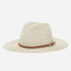 Chapeau Beige Avec Fine Ceinture Camel