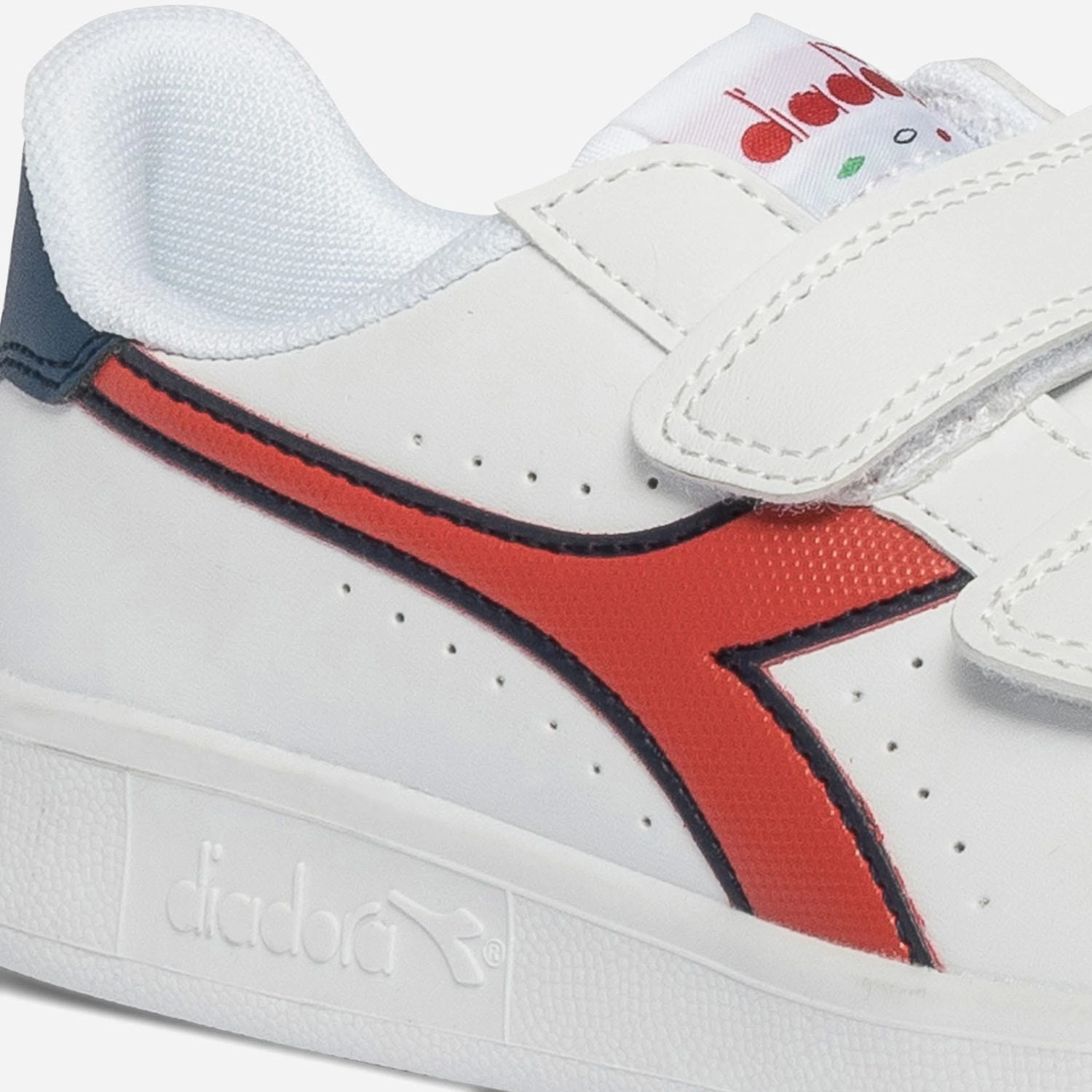 Tennis DIADORA Blanche, Rouge, Marine à Scratchs 9 Tennis DIADORA Blanche, Rouge, Marine à Scratchs – Image 7