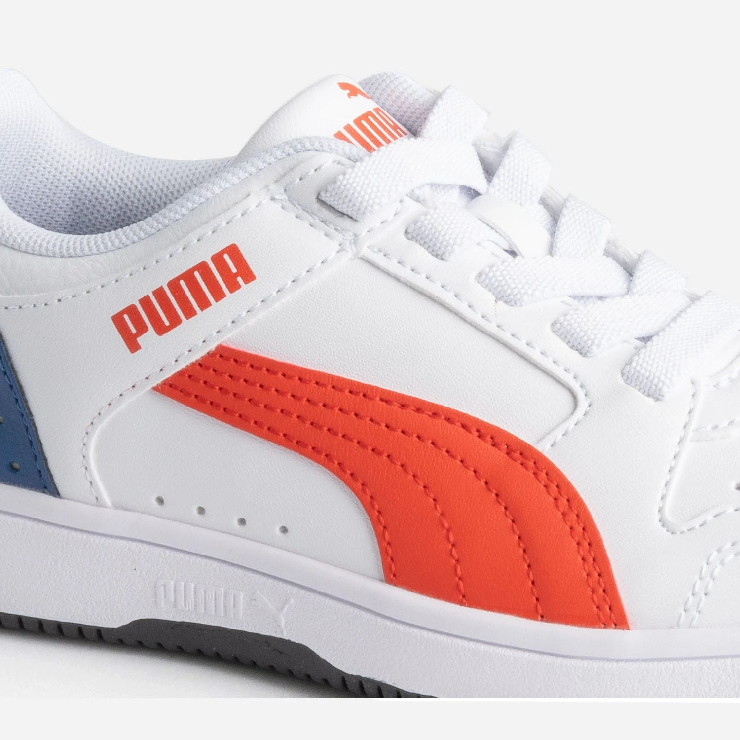 Tennis PUMA Blanche, Rouge, Bleue 4 Tennis PUMA Blanche, Rouge, Bleue – Image 2